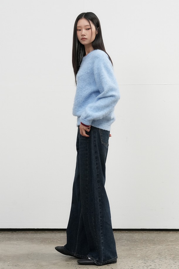 [25FW] UNISEX 헤어리 니트 풀오버 [4COL] / SBE4U05010는 포근하고 따뜻한 분위기를 연출하는 유니섹스 니트 풀오버입니다. 울과 아크릴 혼방 소재로 제작되어 부드러운 촉감과 보온성을 제공하며, 헤어리 텍스처가 특징입니다. 라운드넥 디자인에 오버핏으로 제작되어 편안한 착용감을 선사하며, 가을과 겨울 시즌 데일리룩 및 모임룩에 활용하기 좋습니다. 베이직하고 캐주얼한 스타일로 다양한 하의와 매치하여 클래식하고 미니멀한 룩을 연출할 수 있습니다. 그레이, 스카이블루 등 4가지 다채로운 컬러 옵션으로 만나보세요.
