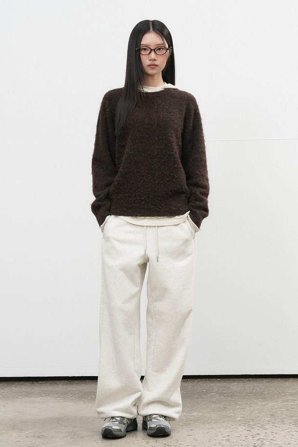 [25FW] UNISEX 헤어리 니트 풀오버 [4COL]는 가을, 겨울 시즌에 어울리는 유니섹스 상의입니다. 부드러운 울과 아크릴 혼방 소재로 제작되어 포근한 착용감을 선사하며, 두꺼운 두께감으로 보온성을 높였습니다. 오버핏 라운드넥 디자인에 헤어리 텍스처가 더해져 베이직하면서도 캐주얼한 스타일을 연출합니다. 다양한 룩에 매치하기 좋은 브라운 컬러의 긴소매 니트 스웨터입니다.
