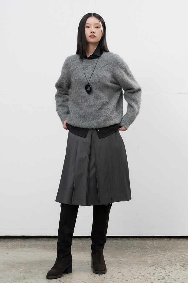 **[25FW] 유니섹스 헤어리 니트 풀오버 [4COL] / SBE4U05010**

부드러운 촉감의 헤어리 텍스처가 돋보이는 [25FW] 유니섹스 헤어리 니트 풀오버입니다. 미니멀하고 베이직한 스타일로, 가을과 겨울에 따뜻하게 착용할 수 있습니다. 라운드넥 디자인과 레귤러핏으로 편안한 착용감을 선사하며, 두께감 있는 소재로 보온성을 높였습니다. 무지 패턴의 긴소매 니트 풀오버로, 다양한 스타일의 연출이 가능합니다. 그레이 색상으로 어떤 옷에도 쉽게 매치할 수 있습니다.
