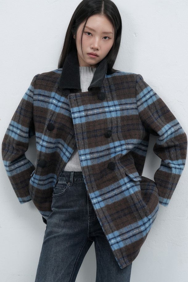 **[25FW] WOMAN 퍼카라 체크 하프 울 코트 [BROWN] / WBE4L10518**

클래식한 매력의 여성용 브라운 컬러 체크 하프 울 코트입니다. 가을과 겨울에 어울리는 두꺼운 두께감과 긴 소매 기장으로 따뜻함을 더합니다. 퍼 카라 디테일이 돋보이며, 레귤러핏으로 편안하게 착용 가능합니다. 버튼 여밈 방식으로 간편하게 스타일링할 수 있으며, 미니멀한 스타일 연출에도 용이합니다. 울 소재 특유의 고급스러운 질감으로 소장 가치를 높였습니다.
