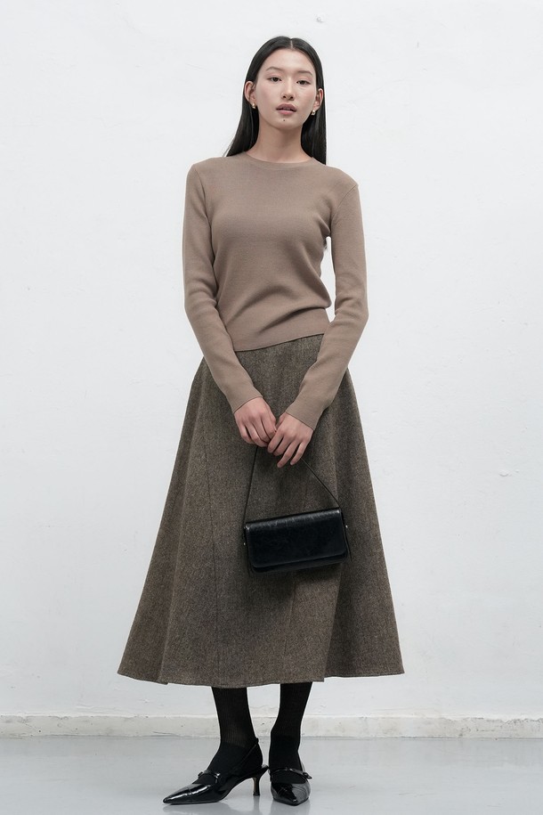 [25FW] WOMAN 울 플레어 롱 스커트 [2COL]는 가을, 겨울 시즌에 어울리는 여성용 플레어 롱 스커트입니다. 울 소재로 제작되어 따뜻하고 포근하며, 클래식하고 베이직한 스타일을 연출합니다. 플레어 A라인 핏으로 여성스러운 실루엣을 강조하며, 두 가지 컬러(그레이, 브라운)로 제공되어 다양한 상의와 매치하기 용이합니다. 오피스룩, 출근룩, 모임룩 등 TPO에 구애받지 않고 미니멀하면서도 세련된 스타일을 완성할 수 있습니다.
