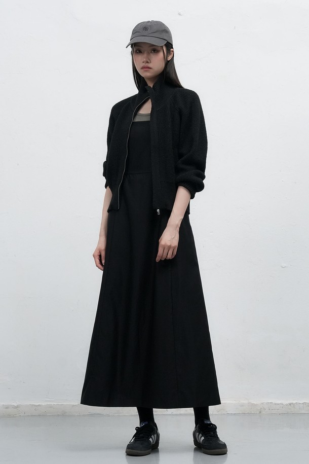 [25FW] WOMAN 레이어드 스트링 맥시 롱 원피스 [2COL] / WBE3L15507는 미니멀하고 클래식한 스타일을 추구하는 여성 의류입니다. 가을과 겨울에 어울리는 긴 소매의 하이넥 디자인이며, A라인 핏의 맥시 기장으로 우아함을 더합니다. 레이어드 디자인과 스트링 디테일, 서스펜더 스타일이 특징이며, 블랙과 카키 두 가지 색상으로 제공됩니다. 출근룩, 모임룩, 데이트룩 등 다양한 TPO에 활용 가능하며, 클래식, 미니멀, 시크한 스타일을 연출할 수 있습니다.
