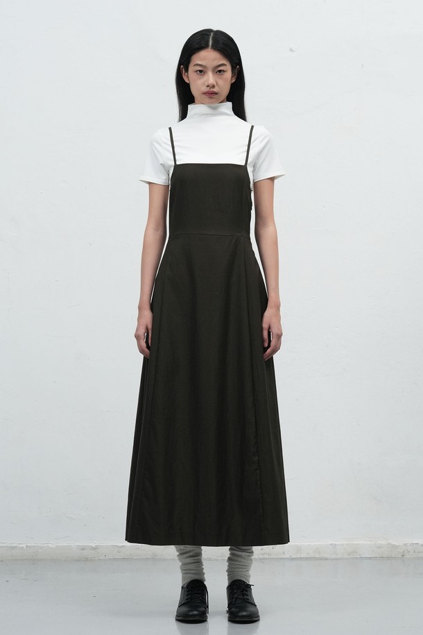 [25FW] WOMAN 레이어드 스트링 맥시 롱 원피스 [2COL]는 미니멀하고 베이직한 스타일을 추구하는 여성분을 위한 가을, 겨울 필수 아이템입니다. 부드럽게 흐르는 A라인 핏과 맥시 기장, 스퀘어넥 디자인이 세련된 실루엣을 연출하며, 레이어드 스타일로 다양한 분위기를 낼 수 있습니다. 긴 소매와 무지 디자인으로 어떤 TPO에도 잘 어울리며, 스트링 디테일로 허리 라인을 잡아 더욱 여성스러운 핏을 선사합니다. 데이트룩, 겨울 데일리룩, 모임룩 등 다양한 상황에서 클래식하고 시크한 매력을 뽐내보세요.
