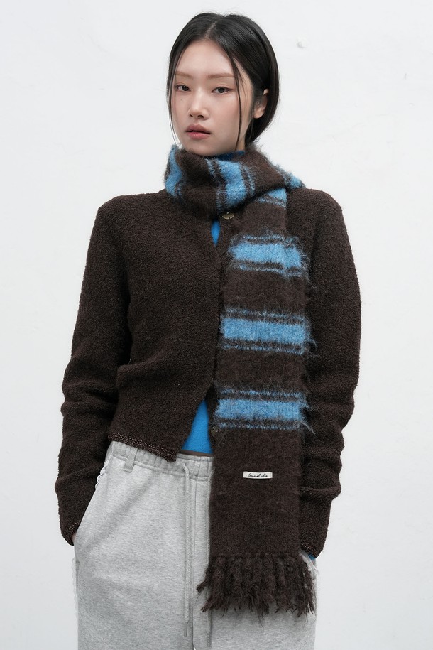 [25FW] WOMAN 헤어리 스트라이프 머플러 [4COL] / WBE4L96515는 여성용 머플러입니다. 부드러운 촉감의 울 소재로 제작되어 가을과 겨울철에 따뜻하게 착용할 수 있습니다. 헤어리 텍스처와 두꺼운 두께, 프린지 디자인이 특징이며, 캐주얼한 스타일을 연출하기 좋습니다. 다양한 일상복과 출근룩에 매치하여 포인트를 줄 수 있으며, 브라운과 블루 두 가지 색상으로 출시되었습니다. 스트라이프 패턴으로 클래식하고 미니멀한 스타일에도 잘 어울립니다.

