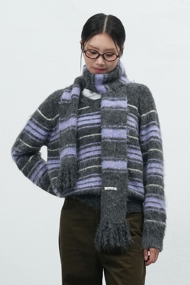 [25FW] WOMAN 헤어리 스트라이프 머플러는 여성스러운 스타일을 연출하기 좋은 머플러입니다. 부드러운 울 소재로 제작되어 가을, 겨울철 보온성을 높여주며, 헤어리 텍스처와 프린지 디테일이 특징입니다. 캐주얼, 클래식, 미니멀 스타일 모두 소화 가능하며, 산책룩에 포인트를 더할 수 있습니다. 그레이, 퍼플 컬러의 스트라이프 패턴으로 다양한 룩에 매치하기 용이합니다. 두꺼운 두께감으로 따뜻하고 포근한 착용감을 선사합니다.
