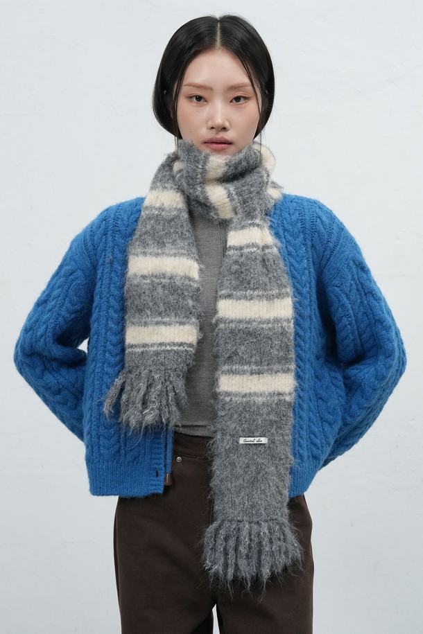 [25FW] WOMAN 헤어리 스트라이프 머플러 [4COL] / WBE4L96515는 여성용 머플러입니다. 부드러운 울 소재로 제작되어 가을과 겨울철 보온성을 책임집니다. 베이직하고 캐주얼한 스타일의 스트라이프 패턴이 특징이며, 헤어리 텍스처로 포근한 느낌을 더했습니다. 그레이와 화이트 색상으로 출시되어 다양한 룩에 매치하기 좋습니다. 일상생활에서 폭넓게 활용할 수 있는 아이템입니다.
