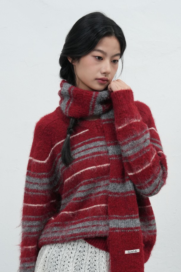 [25FW] WOMAN 헤어리 스트라이프 머플러 [4COL] / WBE4L96515는 여성용 머플러로, 가을과 겨울에 따뜻하게 착용할 수 있습니다. 부드러운 울 소재와 두꺼운 두께감, 헤어리 텍스처가 포근함을 더하며, 일상 및 출근룩에 캐주얼, 클래식, 미니멀한 스타일을 더해줍니다. 레드와 그레이 컬러의 스트라이프 패턴으로 디자인되어 다양한 룩에 포인트 아이템으로 활용하기 좋습니다. 보온 기능을 갖춰 추운 날씨에도 따뜻하게 몸을 보호해 줍니다.
