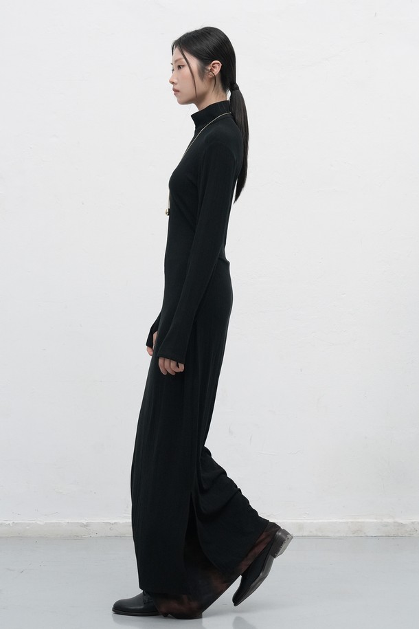 **베이직한 디자인에 셔링 디테일로 포인트를 더한 WOMAN 핏티드 골지 셔링 원피스입니다.** 부드러운 촉감의 니트 소재로 제작되어 가을, 겨울 시즌 따뜻하게 착용할 수 있습니다. 핏티드 디자인과 H라인의 롱 기장으로 여성스러운 실루엣을 연출하며, 터틀넥과 긴 소매가 세련된 분위기를 더합니다. 데이트룩, 모임룩, 연말 모임룩 등 다양한 TPO에 활용 가능하며, 미니멀, 클래식 스타일을 즐겨 입는 분들께 추천합니다. 블랙 컬러의 골지 패턴은 어떤 스타일에도 잘 어울려 활용도가 높습니다.
