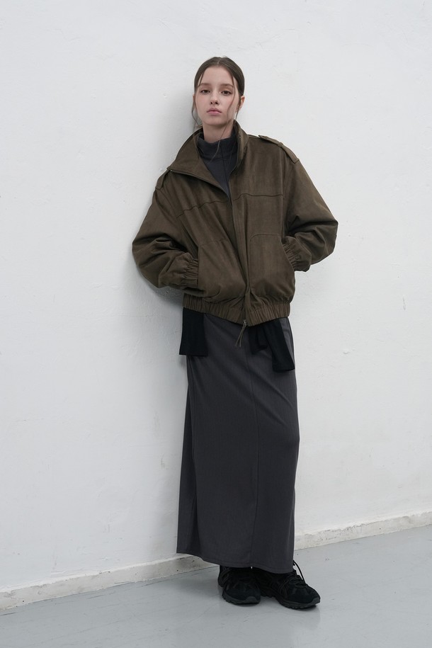 WOMAN 핏티드 골지 셔링 원피스는 여성스러운 실루엣을 연출하는 핏티드 디자인의 골지 원피스입니다. 부드러운 니트 소재로 제작되어 가을, 겨울 시즌에 따뜻하게 착용할 수 있으며, 하프넥과 셔링 디테일이 포인트입니다. 블랙과 그레이 두 가지 색상으로 출시되어, 미니멀하고 베이직한 스타일을 즐기는 분들께 추천합니다. 데이트룩, 모임룩, 출근룩 등 다양한 TPO에 활용 가능하며, 클래식하고 시크한 무드를 연출할 수 있습니다. 슬림한 H라인으로 떨어지는 타이트한 치마핏이 특징입니다.
