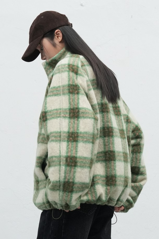 **[25FW] UNISEX 웜 체크 플리스 집업 점퍼 [2COL] / SBE3U07013**

부드러운 촉감의 플리스 소재로 제작된 유니섹스 점퍼입니다. 가을, 겨울 시즌에 적합하며, 따뜻한 웜 기능을 갖춰 보온성을 높였습니다. 캐주얼 스타일의 레귤러핏으로 편안하게 착용 가능하며, 체크 패턴이 돋보입니다. 블루와 그린 두 가지 색상으로 구성되어 있습니다. 집업 방식으로 간편하게 여밀 수 있으며 긴 소매 기장입니다.
