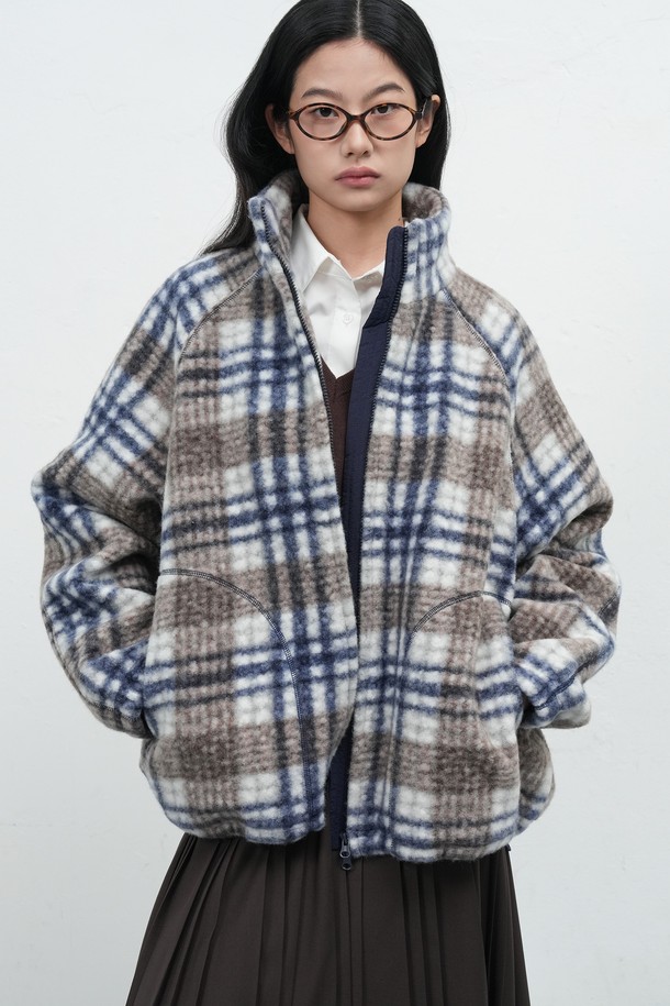 **[25FW] 유니섹스 웜 체크 플리스 집업 점퍼 [2COL] / SBE3U07013**

부드러운 촉감과 두꺼운 두께로 따뜻함을 선사하는 유니섹스 웜 체크 플리스 집업 점퍼입니다. 캐주얼한 체크 패턴에 오버핏 디자인으로 편안한 착용감을 제공하며, 가을과 겨울철 일상복으로 활용하기 좋습니다. 캠핑룩, 산책룩 등 다양한 TPO에 활용 가능하며, 미니멀, 캐주얼, 클래식 스타일을 연출하기 좋습니다. 베이지, 네이비, 화이트 3가지 컬러로 출시되었습니다. 긴 소매 기장의 집업 스타일로 간편하게 착용할 수 있습니다.
