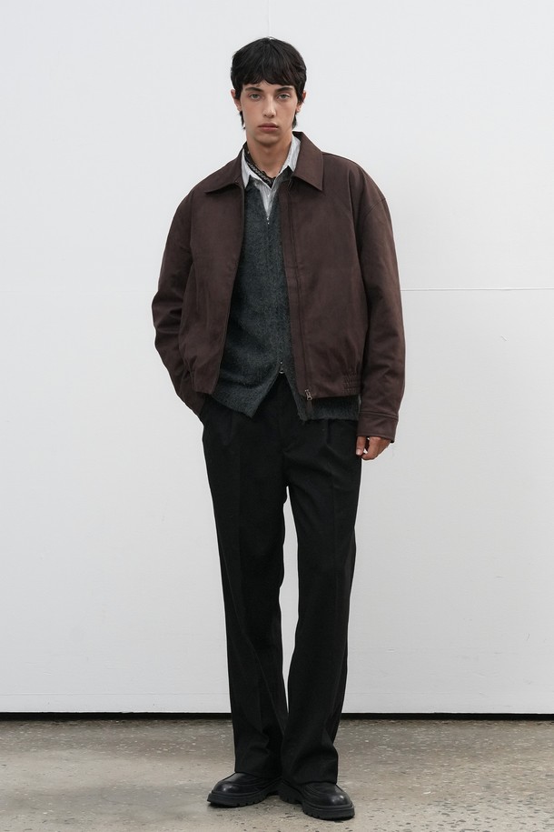 [25FW] 유니섹스 스웨이드 카라 블루종은 부드러운 스웨이드 소재로 제작되어 가을과 겨울에 따뜻하게 착용할 수 있는 두꺼운 두께감의 블루종입니다. 캐주얼과 클래식 스타일을 모두 아우르는 디자인으로, 유행을 타지 않고 오래도록 즐겨 입을 수 있습니다. 레귤러핏으로 편안한 착용감을 선사하며, 집업 스타일로 간편하게 여밀 수 있습니다. 브라운 컬러의 무지 패턴은 어떤 옷에도 잘 어울려 데일리 아우터로 활용하기 좋습니다. 카라 디테일이 돋보이는 크롭 기장의 긴소매 블루종입니다.
