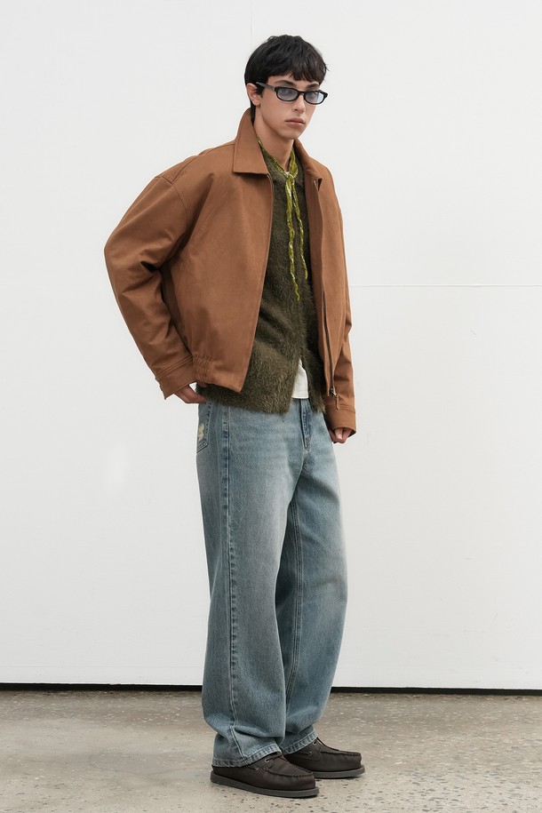 [25FW] UNISEX 스웨이드 카라 블루종은 부드러운 촉감의 스웨이드 소재로 제작되어 가을과 겨울에 따뜻하게 착용할 수 있는 남녀 공용 블루종입니다. 레귤러 핏에 무지 디자인, 집업 여밈 방식과 카라 디테일로 캐주얼하면서도 클래식한 분위기를 연출합니다. 데이트룩, 모임룩 등 다양한 TPO에 활용 가능한 아이템으로, 미니멀한 스타일을 선호하는 분들께 추천합니다. 브라운 컬러로 어떤 의상에도 쉽게 매치하여 스타일리시한 룩을 완성할 수 있습니다. 긴 소매 기장과 두꺼운 두께감으로 보온성을 높였습니다.
