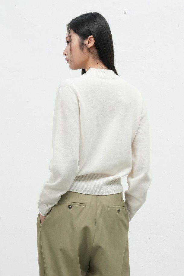 **[25FW] WOMAN 홀가먼트 울 모크넥 니트 풀오버 [3COL] / WBE4L05543**

부드러운 촉감의 울 소재로 제작된 여성용 홀가먼트 모크넥 니트 풀오버입니다. 가을과 겨울에 착용하기 좋은 두꺼운 두께감으로, 베이직하고 미니멀한 스타일을 연출합니다. 레귤러핏으로 제작되었으며, 소매는 긴소매입니다. 출근룩과 모임룩 모두에 잘 어울리며, 미니멀, 클래식, 캐주얼 등 다양한 스타일을 소화할 수 있습니다. 화이트, 그레이 2가지 색상으로 만나보세요.
