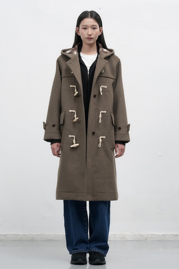[25FW] 우먼 울 블렌드 더플 롱코트 [2COL]는 여성스러운 실루엣을 강조하는 겨울철 필수 아이템입니다. 다크 네이비와 모카, 두 가지 세련된 컬러로 출시되어, 클래식하고 베이직한 스타일을 연출하기 좋습니다. 울 블렌드 소재로 제작되어 보온성이 뛰어나며, 롱 기장과 레귤러핏 디자인으로 어떤 룩에도 잘 어울립니다. 출근룩, 모임룩, 데이트룩 등 다양한 TPO에 활용할 수 있으며, 미니멀하고 시크한 스타일을 완성해 보세요. 토글 여밈 방식으로 편안하게 착용할 수 있으며, 긴 소매 기장으로 따뜻함을 더했습니다.
