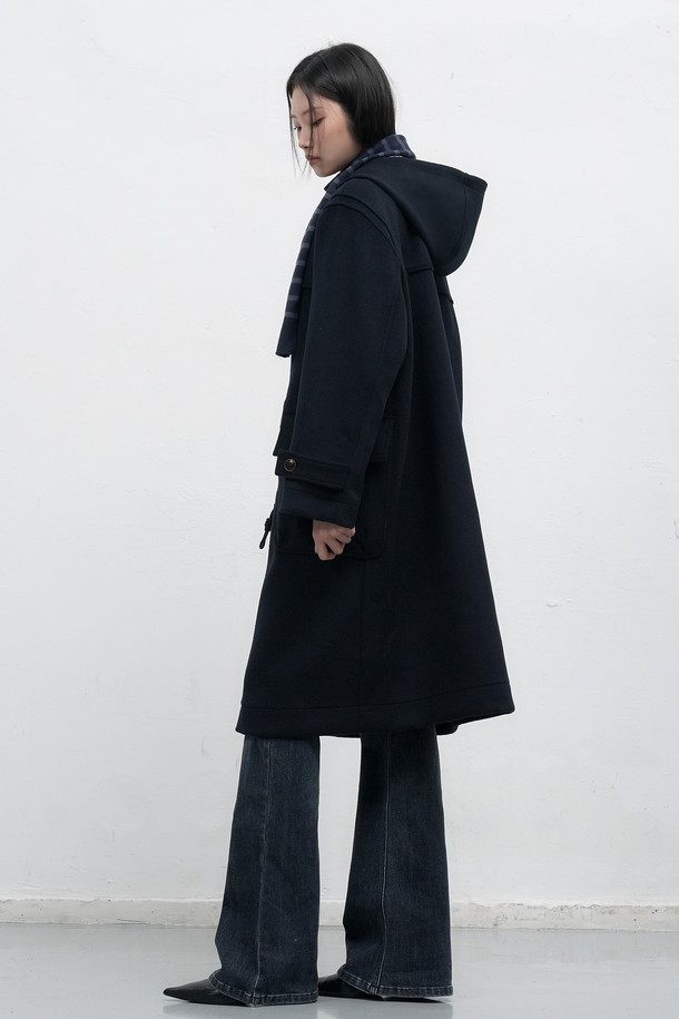 **[25FW] WOMAN 울 블렌드 더플 롱코트 [2COL] / WBE4L10521**

클래식하고 베이직한 스타일의 여성용 더플 롱코트입니다. 다크 네이비와 모카 두 가지 색상으로 출시되었으며, 가을과 겨울에 따뜻하게 착용할 수 있습니다. 울 혼방 소재로 제작되어 두꺼운 두께감을 자랑하며, 루즈핏 디자인으로 편안한 착용감을 제공합니다. 후드가 달려 있으며, 토글 여밈 방식으로 포인트를 더했습니다. 출근룩, 모임룩 등 다양한 TPO에 활용할 수 있는 미니멀한 디자인의 아우터입니다.
