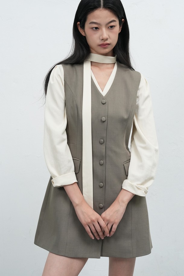 25FW WOMAN 버튼 레이어드 미니 원피스는 여성스러운 실루엣을 연출하는 미니 원피스입니다. 모던하고 미니멀한 스타일로, 가을과 겨울에 어울리는 7부 소매와 A라인 치마핏이 특징입니다. 카키와 화이트 두 가지 컬러로 출시되어, 데이트룩이나 모임룩에 활용하기 좋습니다. 브이넥 라인과 버튼 디테일, 레이어드 디자인이 세련된 느낌을 더합니다. 미니멀, 클래식, 시크 스타일을 즐기는 여성에게 추천합니다.
