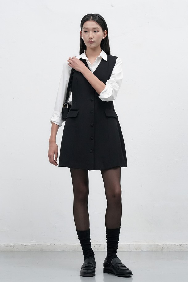 세련된 스타일을 완성해 줄 [25FW] WOMAN 버튼 레이어드 미니 원피스 입니다. 미니멀하고 클래식한 무드를 선호하는 여성분들을 위한 데일리 원피스로 가을과 겨울에 따뜻하게 착용할 수 있습니다. A라인 핏과 브이넥 디자인이 여성스러운 실루엣을 연출하며, 버튼 디테일과 레이어드 스타일이 특징입니다. 블랙과 베이지 두 가지 컬러로 출시되어, 데이트룩, 오피스룩, 모임룩 등 다양한 TPO에 활용 가능합니다.
