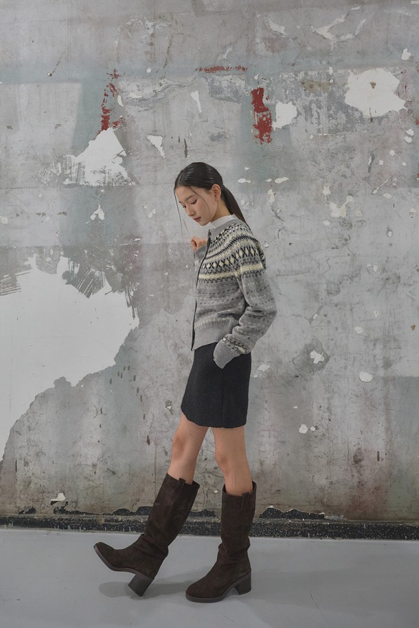 **[25FW] WOMAN 부클 미니 스커트 [2COL]**는 부드러운 촉감의 부클 소재로 제작되어 가을, 겨울 시즌에 따뜻하게 착용하기 좋은 여성 미니스커트입니다. 베이직하고 캐주얼한 H라인 핏으로, 일상에서 편안하게 즐겨 입을 수 있습니다. 블랙과 브라운 두 가지 컬러로 출시되어 다양한 스타일 연출이 가능하며, 데이트룩과 모임룩에 활용하기 좋습니다. 캐주얼, 클래식, 미니멀 스타일을 모두 소화하며, 25FW 시즌을 대표하는 아이템입니다.
