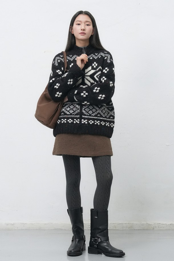 [25FW] WOMAN 부클 미니 스커트 [2COL]는 부드러운 촉감과 두꺼운 두께감으로 가을, 겨울 시즌에 따뜻하게 착용하기 좋은 여성 미니스커트입니다. H라인 핏과 미니멀, 베이직한 디자인으로 다양한 스타일 연출이 가능하며, 데이트룩, 캐주얼 룩에 활용하기 좋습니다. 부클 소재 특유의 포근함이 돋보이며, 브라운 컬러와 2가지 컬러 구성으로 제공됩니다. 레귤러핏으로 제작되어 편안한 착용감을 선사합니다. 무지 패턴으로 어떤 상의와도 매치하기 용이하여 활용도가 높습니다.
