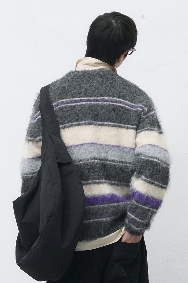 **[25FW] MAN 멀티 스트라이프 헤어리 풀오버**는 부드러운 울 소재로 제작되어 포근한 착용감을 선사하는 남성용 니트/스웨터입니다. 차콜과 카키 두 가지 색상으로 제공되며, 가을과 겨울에 어울리는 두꺼운 두께감과 오버핏 실루엣이 특징입니다. 캐주얼, 미니멀, 클래식 스타일을 아우르는 디자인으로, 라운드넥과 긴 소매, 헤어리 텍스처의 스트라이프 패턴이 돋보입니다. 일상에서 편안하게 스타일리시함을 연출할 수 있는 아이템입니다.
