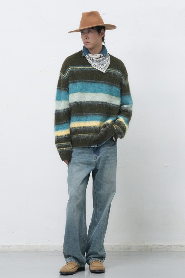 **[25FW] MAN 멀티 스트라이프 헤어리 풀오버 [2COL]**는 남성용 니트/스웨터로, 가을과 겨울에 어울리는 두꺼운 두께감의 풀오버입니다. 부드러운 울 소재로 제작되어 포근한 착용감을 선사하며, 캐주얼한 무드의 라운드넥 레귤러핏 디자인입니다. 카키와 차콜 두 가지 색상으로 출시되었으며, 헤어리 텍스처와 멀티 스트라이프 패턴이 특징입니다. 출근룩, 캐주얼, 클래식, 미니멀 스타일 연출에 적합합니다.
