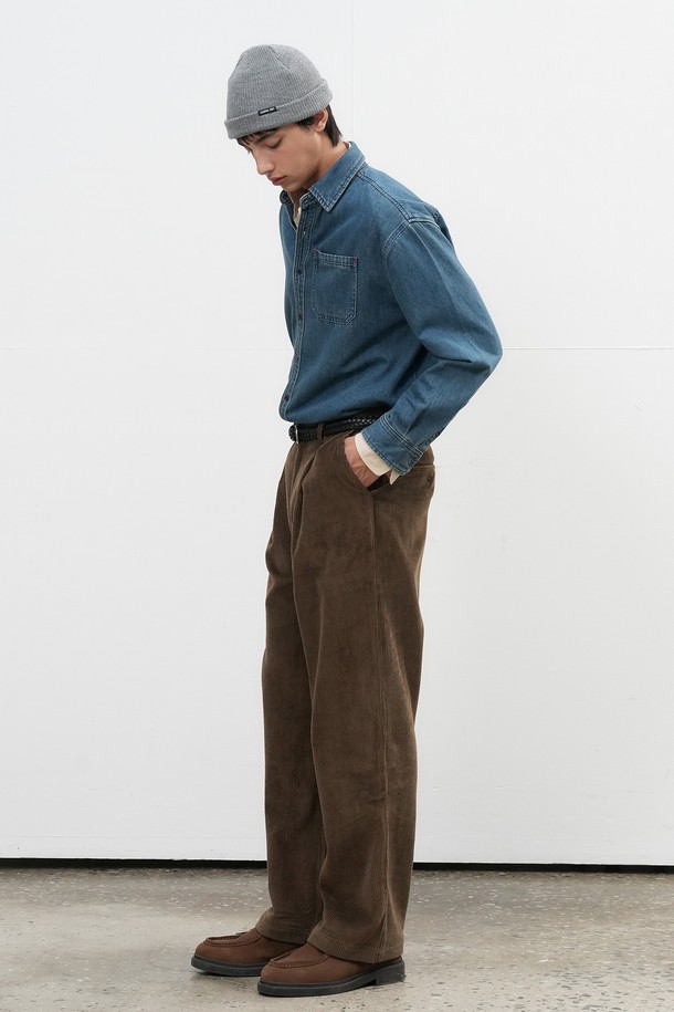 "[25FW] MAN 원턱 코듀로이 팬츠 [2COL]"는 남성용 코듀로이 팬츠입니다. 가을과 겨울에 어울리는 두꺼운 두께감의 긴 기장 바지로, 캐주얼 및 베이직 스타일을 연출하기 좋습니다. 원턱 디테일이 특징이며, 레귤러핏과 루즈핏으로 편안한 착용감을 제공합니다. 출근룩과 비즈니스 캐주얼에도 활용 가능하며, 캐주얼, 클래식, 미니멀 스타일을 즐겨 입는 분들께 추천합니다. 색상은 브라운입니다.
