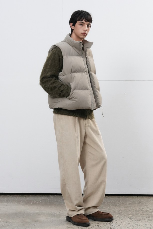 따뜻하고 포근한 [25FW] MAN 원턱 코듀로이 팬츠입니다. 부드러운 촉감의 코듀로이 소재로 제작되어 가을, 겨울 시즌에 안락함을 선사합니다. 베이직한 디자인과 레귤러 핏으로 캐주얼, 클래식, 미니멀 스타일을 모두 소화하며, 출근룩으로도 활용 가능합니다. 브라운과 베이지 두 가지 색상으로 출시되어 다양한 상의와 매치하기 용이합니다. 원턱 디테일이 돋보이는 두꺼운 두께의 긴바지입니다.
