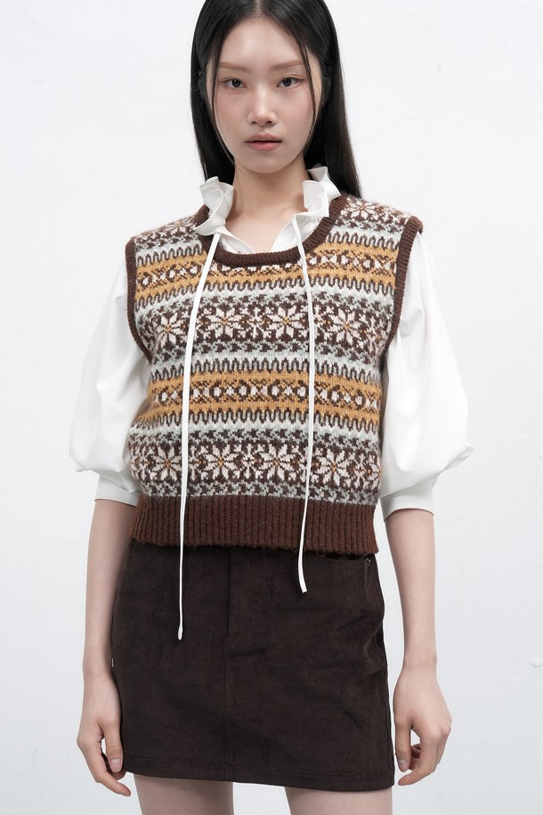 **WOMAN 빈티지 코듀로이 미니 스커트 [2COL] / WBE4L13515**는 빈티지한 감성을 살린 코듀로이 소재의 여성 미니 스커트입니다. 브라운 컬러의 A라인 핏으로 캐주얼하면서도 클래식, 레트로 스타일을 연출하기 좋습니다. 두꺼운 두께감과 부드러운 촉감으로 가을, 겨울 시즌 데이트룩에 따뜻함과 편안함을 더해줍니다. 무지 디자인으로 다양한 상의와 매치하기 용이하며, 레귤러 핏으로 편안한 착용감을 제공합니다.
