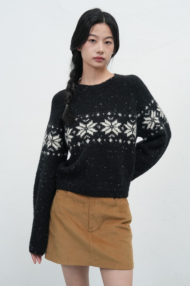 WOMAN 빈티지 코듀로이 미니 스커트 [2COL] / WBE4L13515는 가을, 겨울 시즌에 어울리는 여성용 미니스커트입니다. 부드러운 촉감의 두꺼운 코듀로이 소재로 제작되었으며, A라인 핏과 무지 디자인이 빈티지하고 캐주얼한 스타일을 연출합니다. 데이트룩, 캐주얼, 클래식, 미니멀 스타일 모두 소화 가능하며, 베이지와 블랙 2가지 컬러로 제공됩니다. 레귤러핏으로 편안하게 착용할 수 있으며, 데일리룩으로 활용하기 좋습니다.
