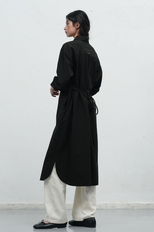 [25FW] WOMAN 벨티드 셔츠 원피스 [3COL] / WBE4L15511는 미니멀하고 베이직한 스타일의 여성용 셔츠 원피스입니다. 가을, 겨울 시즌에 어울리는 두꺼운 면 소재로 제작되어 뻣뻣한 촉감이 특징이며, 루즈핏 H라인으로 편안한 착용감을 선사합니다. 차이나 칼라와 긴 소매 디자인으로 클래식하고 시크한 분위기를 연출하며, 벨트 디테일로 허리 라인을 강조할 수 있습니다. 출근룩, 오피스룩, 모임룩 등 다양한 TPO에 활용 가능하며, 블랙 색상으로 어떤 스타일에도 쉽게 매치할 수 있습니다.
