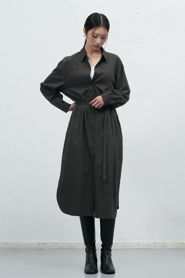 [25FW] WOMAN 벨티드 셔츠 원피스 [3COL]는 여성스러운 실루엣을 연출하는 셔츠 원피스입니다. 가을과 겨울에 어울리는 미니멀하고 베이직한 스타일로, 세련된 무드를 선사합니다. 차이나 칼라와 벨트 디테일이 특징이며, 허리 벨트로 A라인 핏을 잡아 더욱 여성스러운 라인을 강조합니다. 출근룩, 오피스룩, 모임룩 등 다양한 TPO에 활용 가능하며, 미니멀, 클래식, 시크 스타일을 즐기는 분들께 추천합니다. 루즈핏으로 편안하게 착용할 수 있는 긴소매 원피스입니다.
