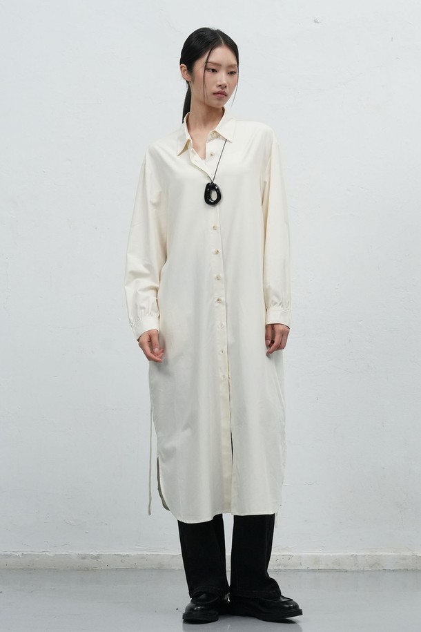 [25FW] WOMAN 벨티드 셔츠 원피스 [3COL]는 여성스러운 실루엣을 연출하는 셔츠 원피스입니다. 면 소재로 제작되어 뻣뻣한 촉감과 두꺼운 두께감으로 가을, 겨울 시즌에 적합합니다. 셔츠 칼라와 긴 소매, A라인 치마 디자인이 특징이며, 허리 벨트 디테일로 다양한 스타일을 연출할 수 있습니다. 블랙, 화이트, 그레이 3가지 색상으로 출시되어 출근룩, 오피스룩, 모임룩 등 다양한 TPO에 미니멀, 클래식, 시크한 스타일을 더해줍니다. 루즈핏으로 편안하면서도 세련된 분위기를 선사합니다.
