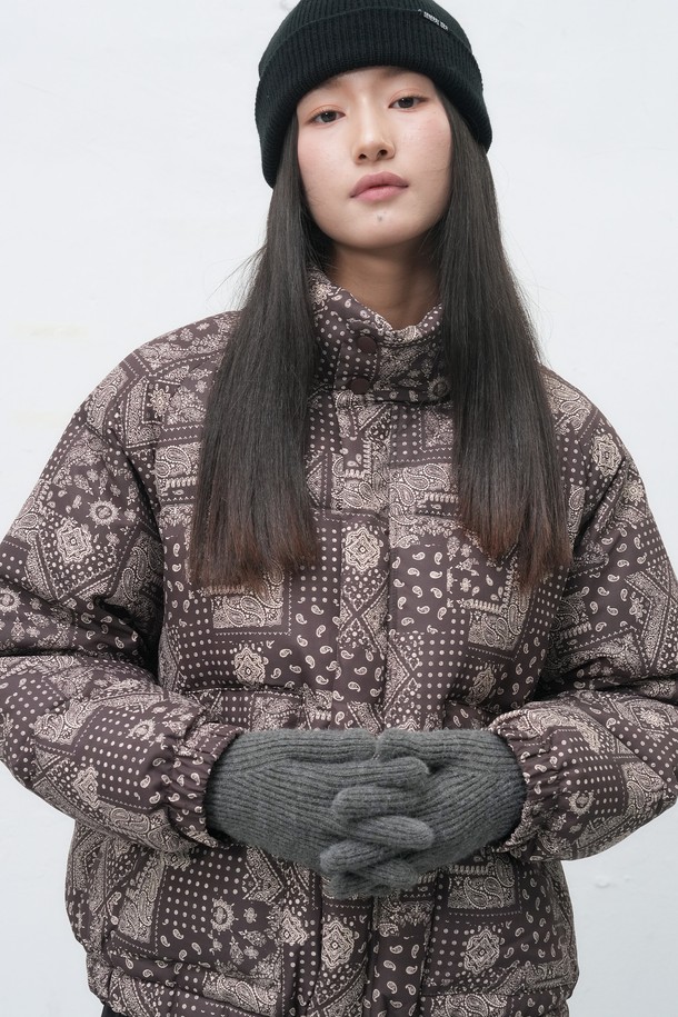 [25FW] WOMAN 핑거홀 레이스 니트 글러브는 여성용 장갑으로, 가을과 겨울에 착용하기 좋습니다. 부드러운 니트 소재에 레이스 패턴이 더해져 클래식, 미니멀, 걸리시한 스타일을 연출합니다. 핑거홀 디자인으로 손가락을 노출하여 활동성을 높였으며, 보온 기능으로 추운 날씨에도 따뜻하게 착용할 수 있습니다. 출근룩과 모임룩 모두에 잘 어울리는 활용도 높은 아이템으로, 그레이 컬러로 다양한 의상에 매치하기 용이합니다.
