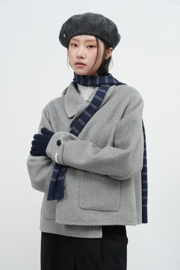 [25FW] WOMAN 핑거홀 레이스 니트 글러브는 여성용 장갑으로, 가을과 겨울에 착용하기 좋습니다. 미니멀, 클래식, 걸리시 스타일에 잘 어울리며, 출근룩에도 활용할 수 있습니다. 니트 소재에 레이스 패턴이 더해져 여성스러운 분위기를 자아내며, 핑거홀 디자인으로 실용성을 높였습니다. 보온 기능을 갖추어 추운 날씨에도 따뜻하게 손을 보호해줍니다. 5가지 다채로운 컬러로 출시되어 다양한 스타일을 연출할 수 있습니다.
