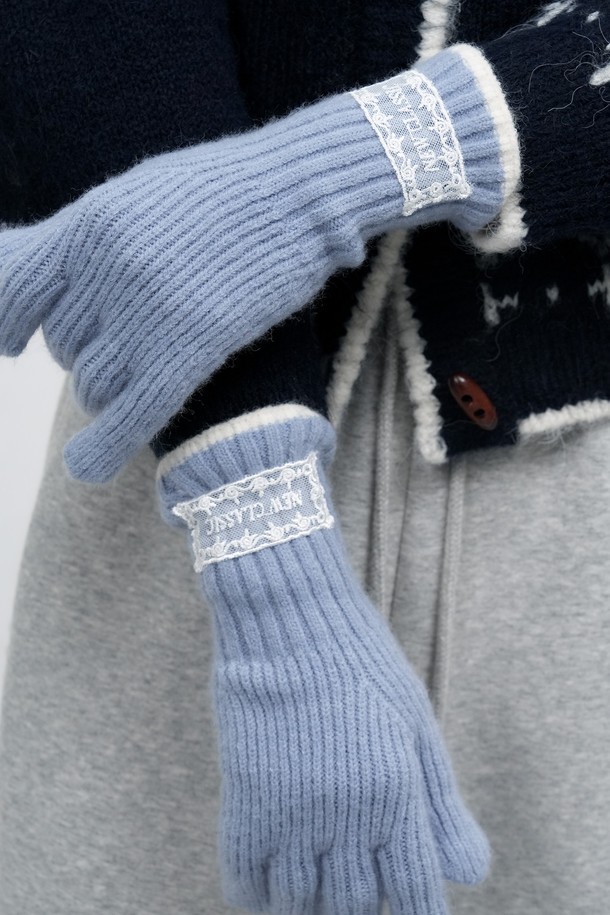 [25FW] WOMAN 핑거홀 레이스 니트 글로브 [5COL] / WBE4L93516는 여성스러운 스타일을 완성하는 니트 장갑입니다. 가을과 겨울에 착용하기 좋으며, 데이트룩이나 모임룩에 포인트를 줄 수 있습니다. 섬세한 레이스 패턴과 핑거홀 디자인이 특징이며, 걸리시, 클래식, 로맨틱한 스타일을 연출하기 좋습니다. 부드러운 니트 소재로 제작되었으며, 5가지 컬러로 제공되어 다양한 스타일에 매치할 수 있습니다.
