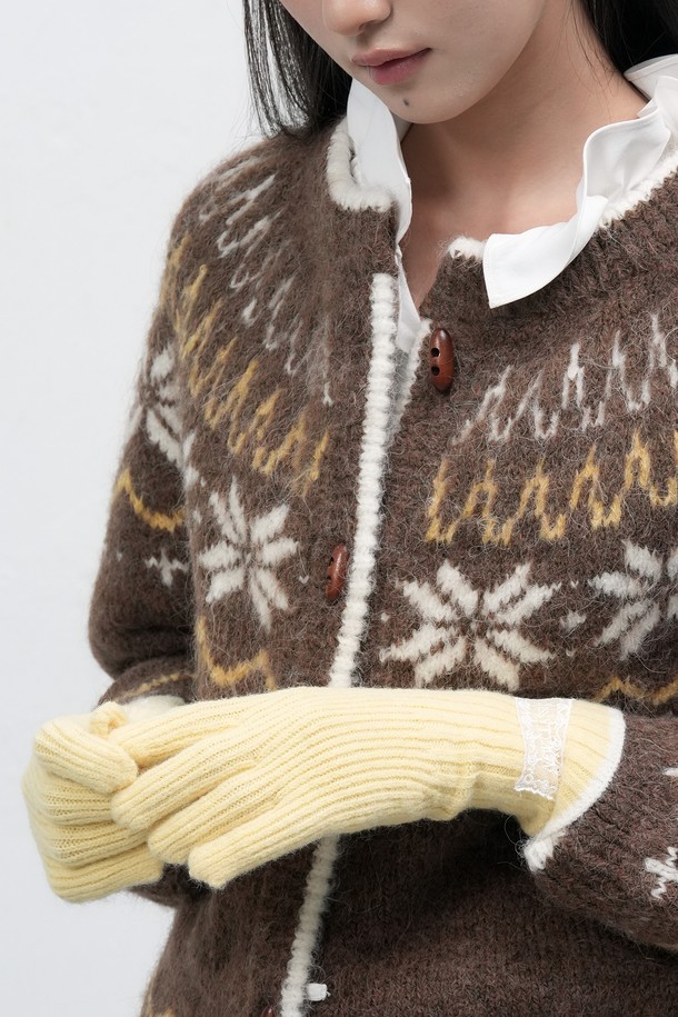 [25FW] WOMAN 핑거홀 레이스 니트 글로브는 여성용 장갑으로, 가을과 겨울에 착용하기 좋습니다. 로맨틱, 클래식, 미니멀 스타일을 아우르는 디자인으로, 니트 소재에 레이스 패턴과 핑거홀 디테일이 돋보입니다. 5가지 다채로운 컬러 옵션으로 제공되어, 다양한 스타일에 매치하여 포인트를 줄 수 있습니다. 일상복에 우아함과 세련됨을 더해줄 아이템입니다.
