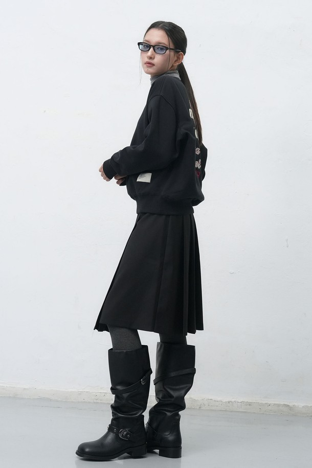 **[25FW] 유니섹스 클럽 기모 맨투맨 [2COL] / SBE4U02012**

가을, 겨울 시즌에 따뜻하게 착용하기 좋은 유니섹스 기모 맨투맨입니다. 부드러운 촉감의 기모 안감으로 제작되어 편안한 착용감을 선사합니다. 베이직하고 캐주얼한 무드의 디자인으로, 다양한 스타일 연출에 활용하기 좋습니다. 블랙과 브라운 두 가지 컬러로 출시되어 취향에 맞게 선택 가능하며, 레귤러 핏으로 편안하게 착용할 수 있습니다. 라운드넥과 긴 소매 디자인으로 클럽 라인 특유의 클래식한 분위기를 더했습니다.
