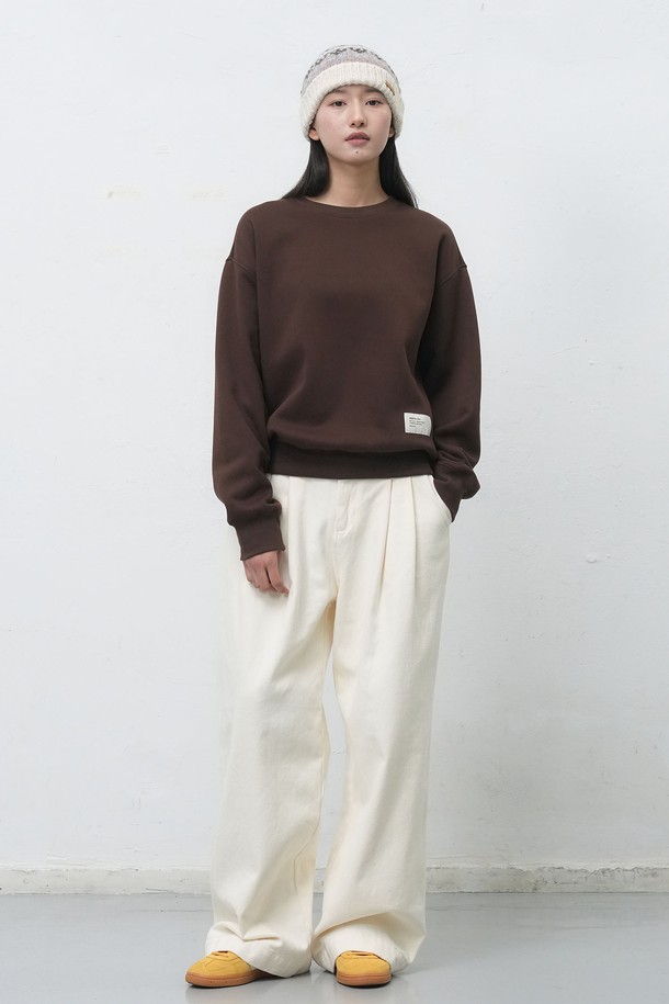 [25FW] UNISEX 클럽 기모 맨투맨 [2COL] / SBE4U02012는 캐주얼, 스트릿, 미니멀 스타일을 아우르는 유니섹스 맨투맨입니다. 가을, 겨울 시즌에 적합하며, 부드러운 촉감의 기모 안감으로 따뜻함을 더했습니다. 레귤러 핏에 레터링 및 프린트 무늬가 돋보이며, 라운드넥과 긴 소매 디자인으로 편안한 착용감을 선사합니다. 두꺼운 두께감과 백 프린팅 디테일이 특징인 브라운 컬러의 상의입니다.
