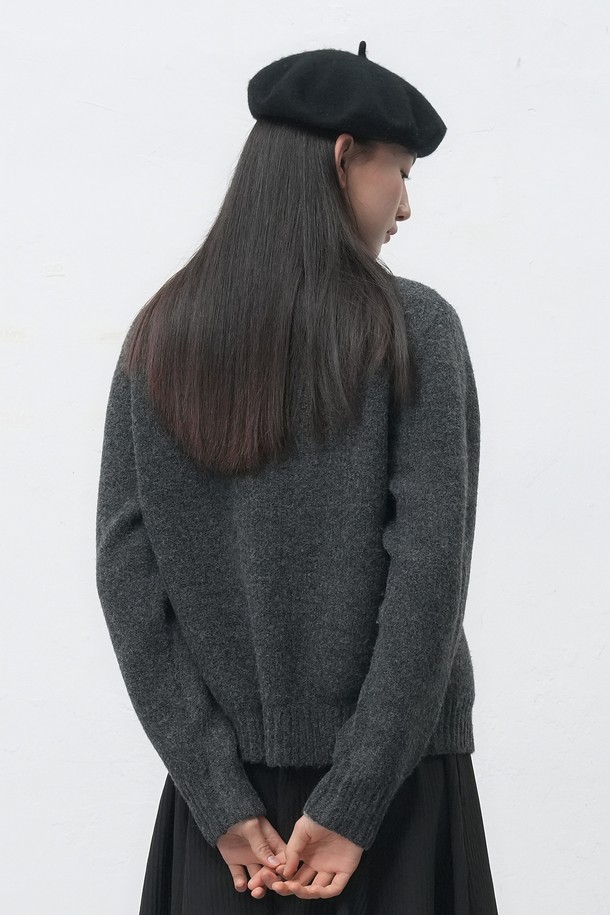 [25FW] UNISEX 카우보이 크루넥 가디건은 부드러운 울 소재로 제작되어 가을, 겨울 시즌에 따뜻하게 착용할 수 있는 두꺼운 가디건입니다. 라운드넥 디자인에, 레귤러핏으로 제작되어 편안한 착용감을 제공하며, 캐주얼, 클래식, 미니멀 스타일을 소화하기 좋습니다. 카우보이 자수 패턴이 돋보이며, 긴 소매와 버튼 여밈 디테일이 특징입니다. 유니섹스 디자인으로 남녀 모두 착용 가능하며, 그레이 컬러로 다양한 룩에 매치하기 용이합니다.
