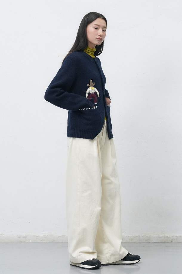 "[25FW] UNISEX 카우보이 크루넥 가디건 [4COL] / SBE4U04013"는 일상에서 편안하게 착용하기 좋은 유니섹스 가디건입니다. 가을과 겨울에 어울리는 두꺼운 두께감과 부드러운 니트 소재로 제작되어 따뜻하고 포근한 착용감을 선사합니다. 크루넥 디자인과 레귤러핏으로 제작되었으며, 캐주얼 스타일을 연출하기 좋습니다. 네이비 컬러를 바탕으로, 카우보이 모티프 자수 디테일이 돋보이는 디자인으로 포인트를 더했습니다. 긴 소매 기장과 레귤러 기장으로 다양한 스타일링에 활용하기 좋습니다.
