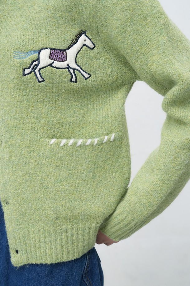 [25FW] UNISEX 카우보이 크루넥 가디건은 부드러운 울 소재로 제작되어 가을과 겨울에 따뜻하게 착용하기 좋은 가디건입니다. 유니섹스 디자인으로 남녀 모두 편안하게 즐길 수 있으며, 라운드넥과 레귤러핏으로 제작되었습니다. 캐주얼, 클래식, 미니멀 스타일을 모두 소화할 수 있으며, 그린 컬러에 동물 자수 디테일이 포인트로 더해져 유니크함을 선사합니다. 긴 소매 기장과 두꺼운 두께감으로 보온성을 높였으며, 버튼 여밈으로 간편하게 착용할 수 있습니다.
