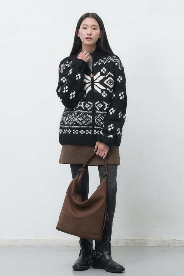 [25FW] UNISEX 하이넥 노르딕 집업 가디건 [2COL]은 부드러운 울 소재로 제작되어 포근한 착용감을 선사합니다. 하이넥 디자인과 두꺼운 두께감으로 가을, 겨울철 따뜻하게 입을 수 있으며, 캐주얼 스타일을 연출하기 좋습니다. 블랙과 화이트 2가지 색상으로 출시되어 다양한 코디에 활용 가능하며, 레귤러 핏과 긴 소매 기장으로 편안함을 더했습니다. 노르딕과 기하학 패턴이 돋보이는 집업 가디건으로, 클래식하고 미니멀한 스타일을 즐기는 분들께 추천합니다.
