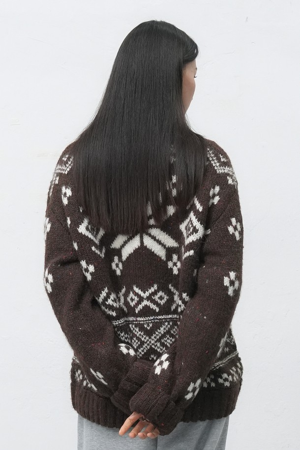 [25FW] UNISEX 하이넥 노르딕 집업 가디건은 가을, 겨울 시즌에 어울리는 유니섹스 스타일의 가디건입니다. 부드러운 울 소재에 두꺼운 두께감으로 따뜻함을 더하고, 하이넥 디자인과 집업 스타일로 편안한 착용감을 제공합니다. 블랙, 브라운 두 가지 색상으로 출시되었으며, 노르딕 패턴이 캐주얼한 무드를 연출합니다. 출근룩, 연말 모임룩 등 다양한 TPO에 활용 가능하며, 캐주얼, 클래식, 미니멀 스타일을 즐겨 입는 고객에게 추천합니다.
