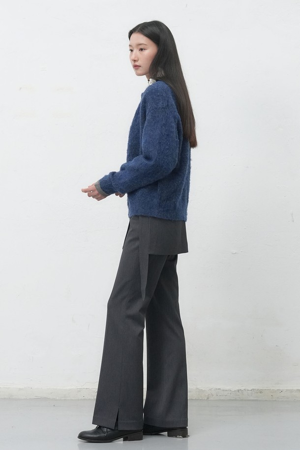 **[25FW] UNISEX 헤어리 니트 포켓 가디건**은 부드러운 울 소재로 제작되어 따뜻하고 포근한 착용감을 선사합니다. 가을과 겨울에 어울리는 두꺼운 두께감과 긴 소매 기장으로 보온성을 높였으며, 넉넉한 레귤러 핏으로 편안하게 착용할 수 있습니다. 캐주얼, 클래식, 미니멀 스타일을 모두 소화 가능하며, 무지 디자인과 네이비 컬러로 다양한 룩에 활용하기 좋습니다. 싱글 버튼 여밈과 포켓, 헤어리 텍스처 디테일이 돋보이며, 출근룩과 모임룩 등 TPO에 구애받지 않고 즐겨 입을 수 있습니다.
