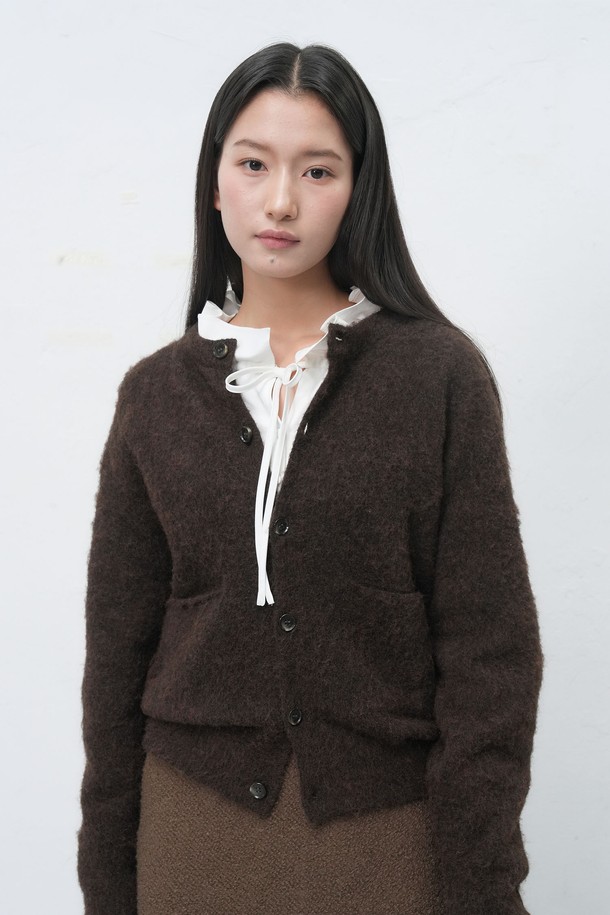 [25FW] UNISEX 헤어리 니트 포켓 가디건은 가을, 겨울 시즌에 어울리는 유니섹스 스타일의 니트 가디건입니다. 부드러운 울 소재와 두꺼운 두께감으로 포근한 착용감을 선사하며, 레귤러 핏으로 편안하게 착용할 수 있습니다. 무지 패턴에 라운드넥 디자인, 긴소매 기장으로 베이직하고 캐주얼한 무드를 연출합니다. 헤어리 텍스처와 포켓 디테일이 특징이며, 버튼 여밈으로 간편하게 착용할 수 있어 출근룩을 포함한 다양한 일상 스타일링에 활용하기 좋습니다. 핑크, 브라운, 블랙 3가지 컬러로 만나보세요.
