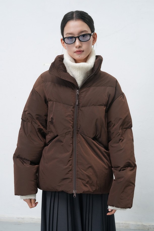 [25FW] 유니섹스 에어 믹스 미니멀 숏 푸퍼는 일상, 출근룩, 여행룩에 모두 어울리는 아우터입니다. 베이지와 브라운 두 가지 색상으로 출시되었으며, 미니멀한 스타일과 무지 디자인이 특징입니다. 가을과 겨울에 적합하며, 두껍고 부드러운 나일론 소재로 제작되어 편안한 착용감을 선사합니다. 오버핏 숏 기장으로 트렌디함을 더하며, 지퍼형 여밈과 긴 소매 디자인으로 활동성을 높였습니다. 에어 믹스 충전재를 사용하여 보온성을 극대화한 패딩입니다.
