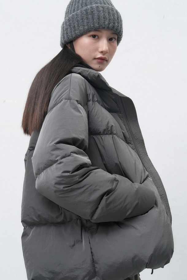 [25FW] UNISEX 에어 믹스 미니멀 숏 푸퍼는 미니멀한 스타일의 유니섹스 패딩입니다. 가을과 겨울에 착용하기 좋으며, 일상, 출근룩, 여행룩에 모두 활용할 수 있습니다. 부드러운 촉감의 나일론 소재와 두꺼운 두께감으로 따뜻함을 더했습니다. 숏 기장의 오버핏 디자인에 집업 여밈 방식으로 편안하게 착용 가능하며, 에어 믹스 소재를 사용하여 보온성을 높였습니다. 그레이 컬러의 무지 디자인으로 시크하고 캐주얼한 스타일을 연출할 수 있습니다.

