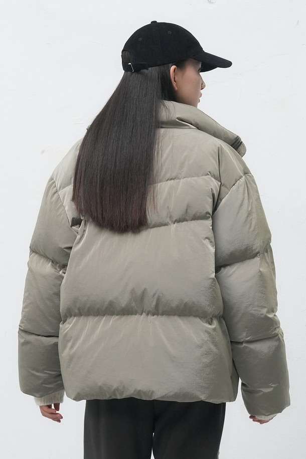 [25FW] UNISEX 에어 믹스 미니멀 숏 푸퍼는 미니멀한 스타일의 유니섹스 숏 패딩입니다. 가을, 겨울 시즌에 적합하며, 부드러운 촉감의 나일론 소재와 두꺼운 두께감으로 따뜻함을 제공합니다. 오버핏 디자인에 집업 여밈 방식으로 편안하게 착용 가능하며, 에어 믹스 충전재와 숏패딩 안감으로 보온성을 높였습니다. 출근룩, 여행룩 등 다양한 TPO에 활용 가능한 실용적인 아이템입니다. 베이지 컬러의 무지 스타일로 미니멀, 클래식, 캐주얼 룩에 모두 잘 어울립니다.
