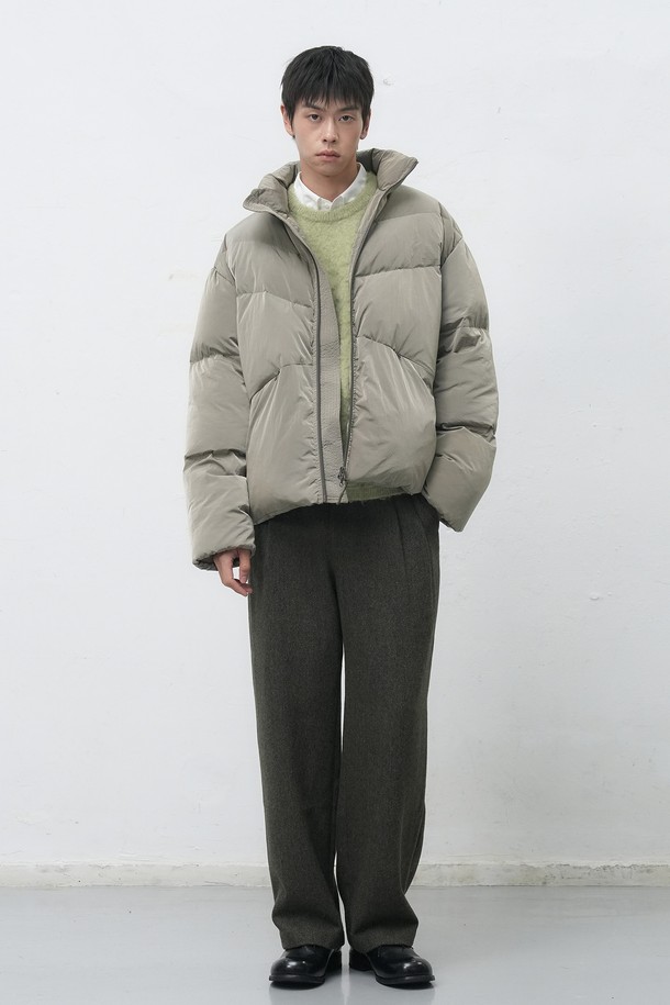 "[25FW] UNISEX 에어 믹스 미니멀 숏 푸퍼"는 겨울철 따뜻함과 스타일을 모두 갖춘 유니섹스 숏 패딩입니다. 부드러운 촉감의 나일론 소재와 두꺼운 두께감으로 뛰어난 보온성을 제공하며, 에어 믹스 기술을 더해 활동성을 높였습니다. 미니멀한 디자인과 무지 패턴은 어떤 스타일에도 잘 어울리며, 오버핏으로 편안한 착용감을 선사합니다. 집업 스타일로 간편하게 입고 벗을 수 있으며, 긴 소매와 숏 기장으로 트렌디한 룩을 연출할 수 있습니다. 베이지 컬러는 다양한 겨울 코디에 포인트를 더해줍니다.
